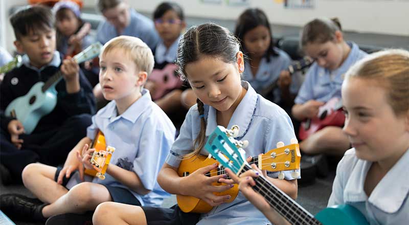 St Canice’s Katoomba students playing ukulele