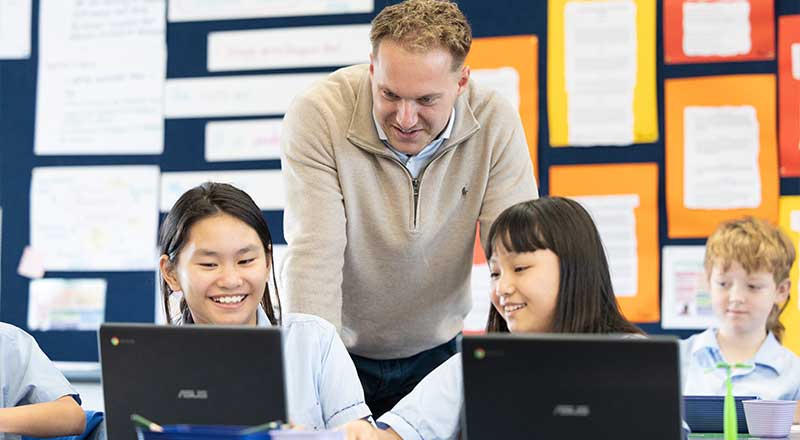 St Canice’s Katoomba teacher, assisting students in class.