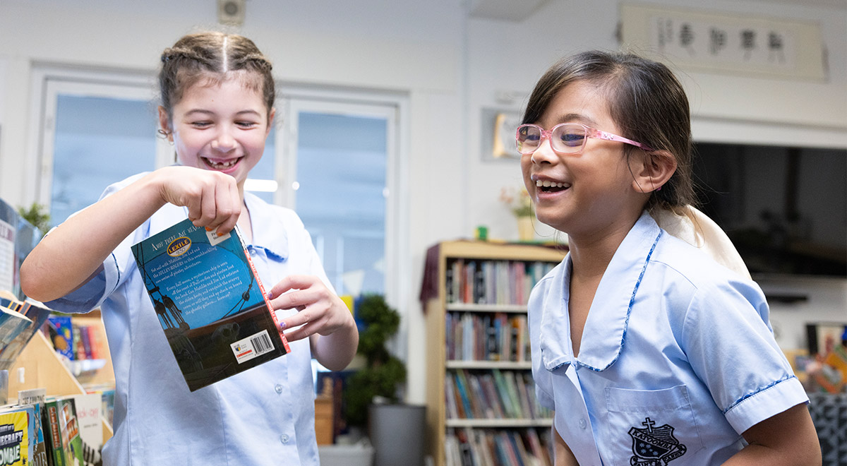 St Canice’s Katoomba student in school library
