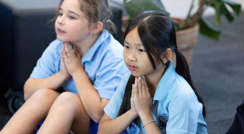 St Canice's Katoomba students in prayer