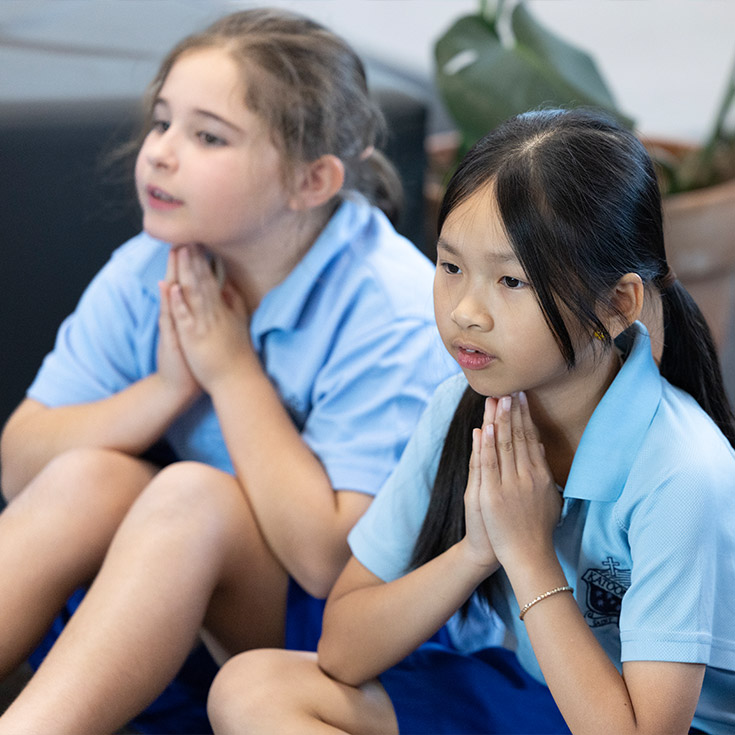 St Canice’s Katoomba students in prayer